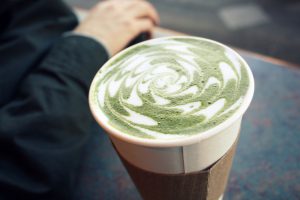 cómo preparar un matcha latte