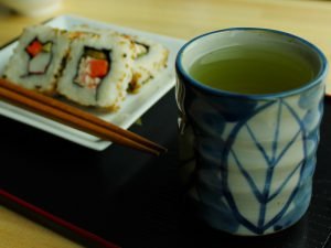 té verde en restaurante de sushi