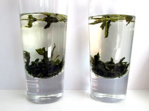 infusionando el té en alcohol