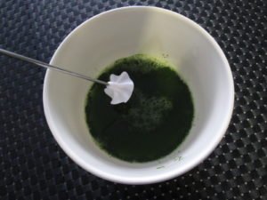 preparando un matcha con espumador